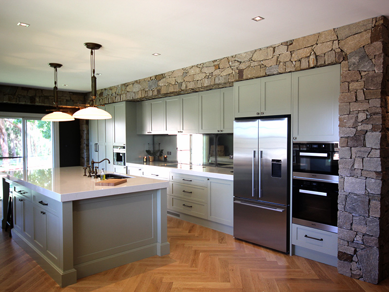 Highland Kitchens - Traditional kitchen working with stone features