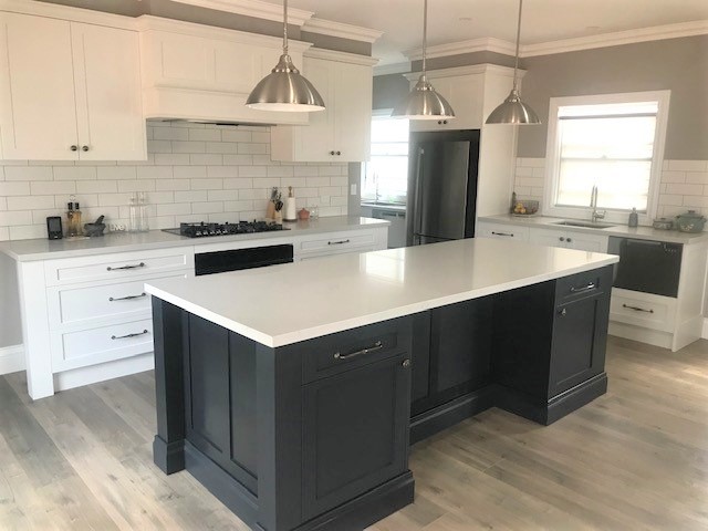 Highland Kitchens - A traditional white kitchen with a contrasting dark island